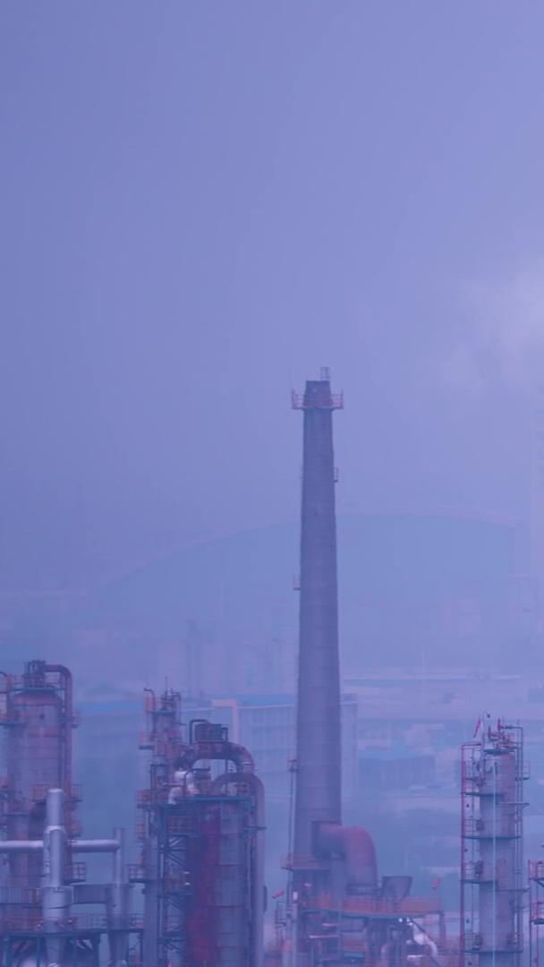 慢镜头升级拍摄材料城市环保工业现代化工厂烟囱视频的预览图