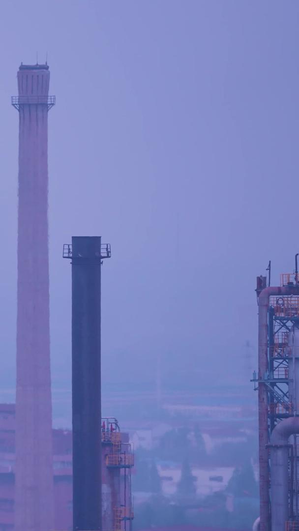 慢镜头升级拍摄材料城市环保工业现代化工厂烟囱视频的预览图