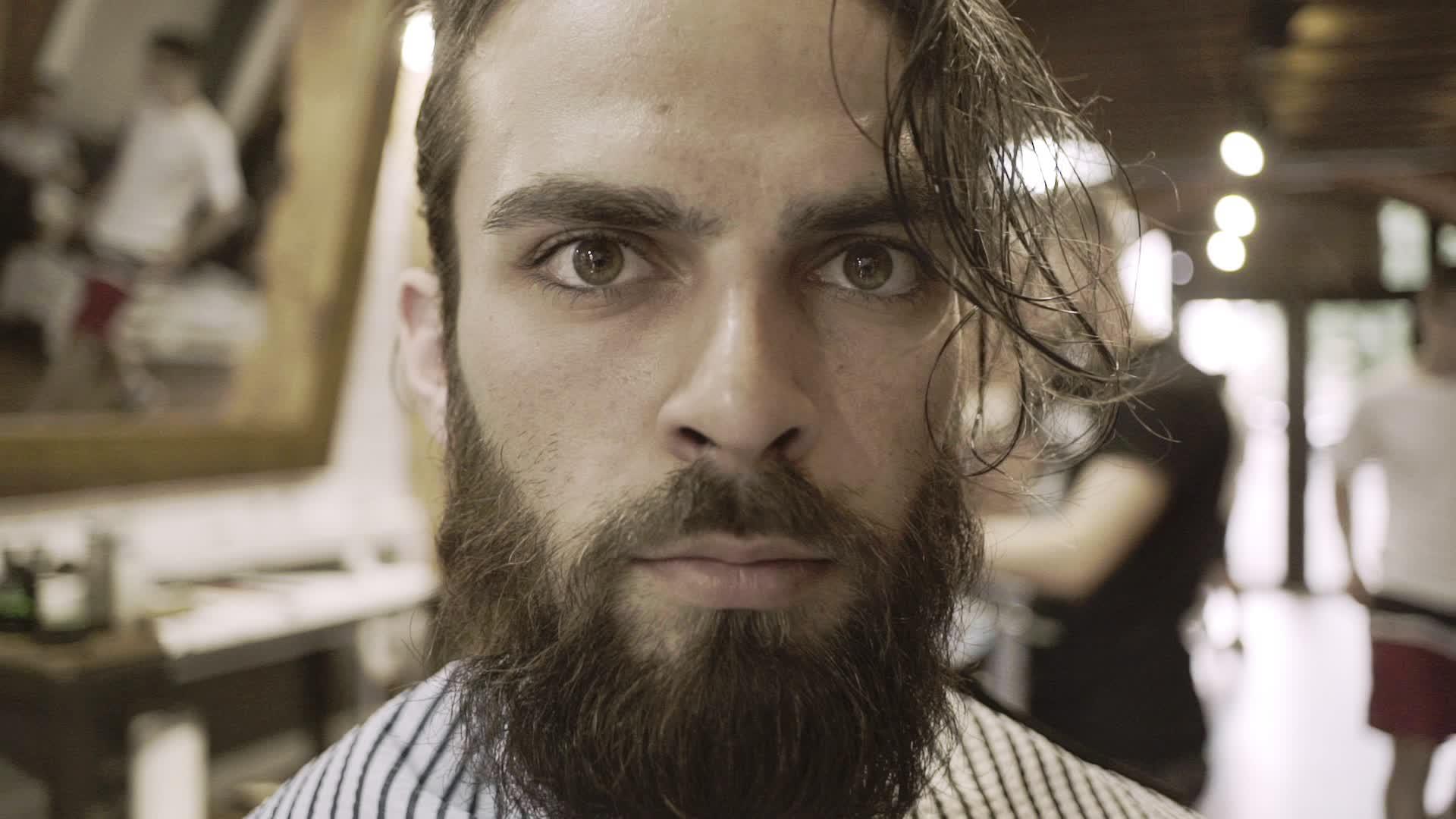 理发店的时尚人士男性肖像男性胡须脸视频的预览图