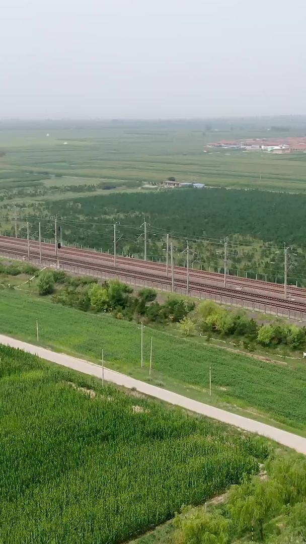 航拍货运列车穿越农田视频的预览图