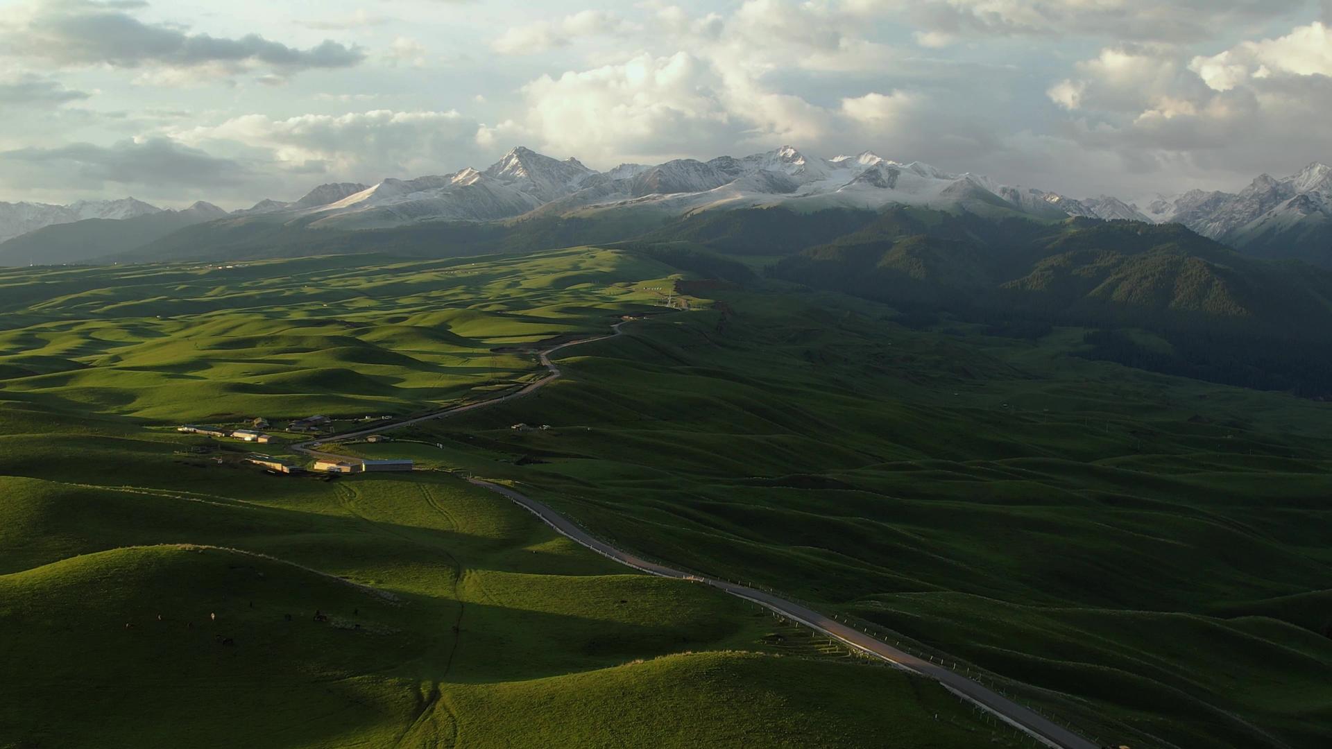 航拍新疆高山草原琼库什台自然风光视频视频的预览图