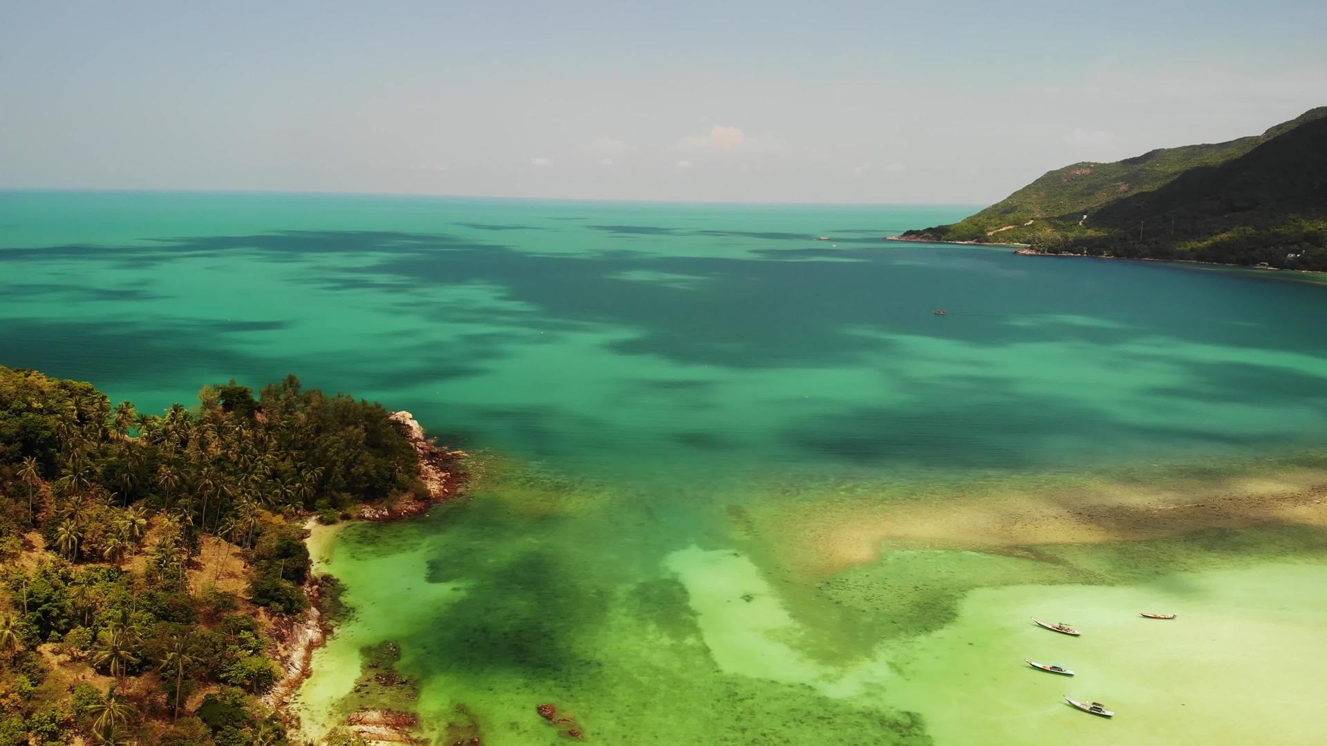 空中无人机查看泰国帕岸岛的异国情调海岸全景Chaloklum视频的预览图