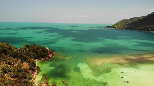 空中无人机查看泰国帕岸岛的异国情调海岸全景Chaloklum视频的预览图