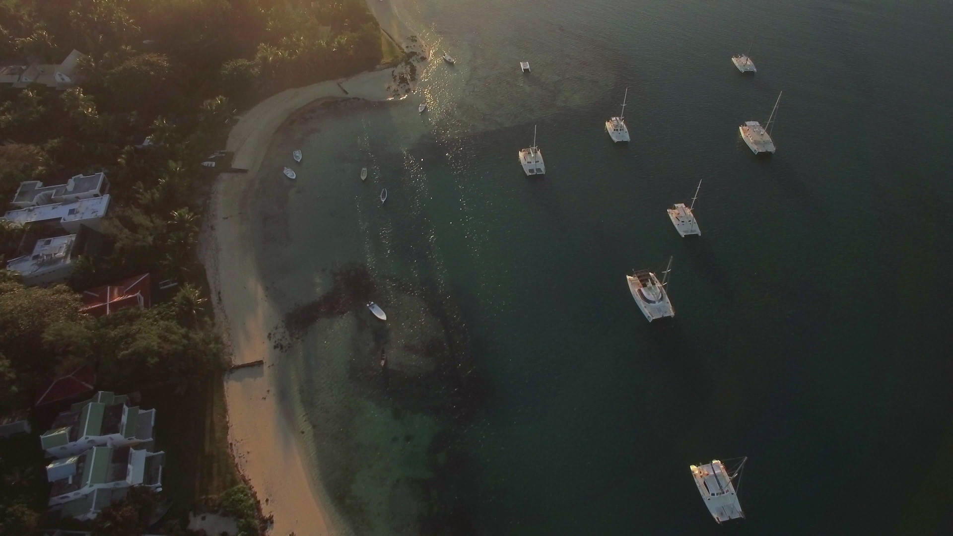 日落时飞越毛里求斯海岸视频的预览图