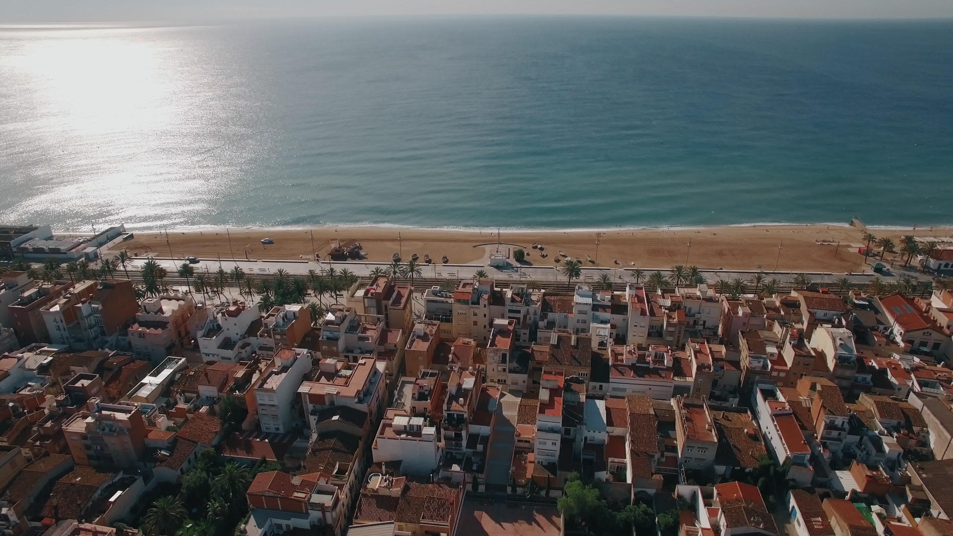 巴塞罗那在地中海沿岸的空中射击视频的预览图