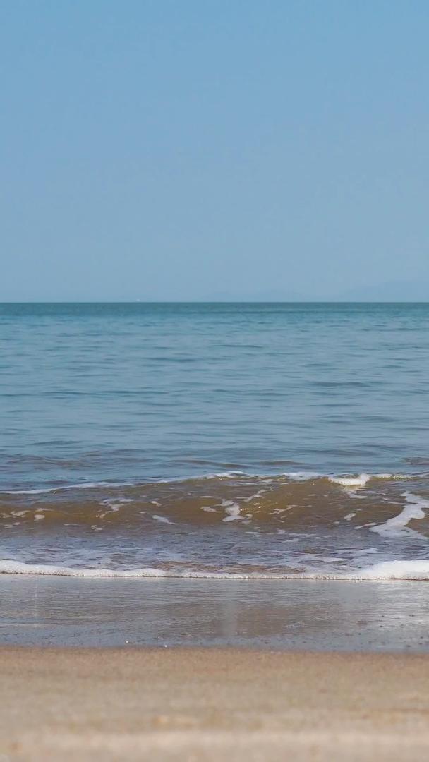 海浪拍打沙滩视频的预览图
