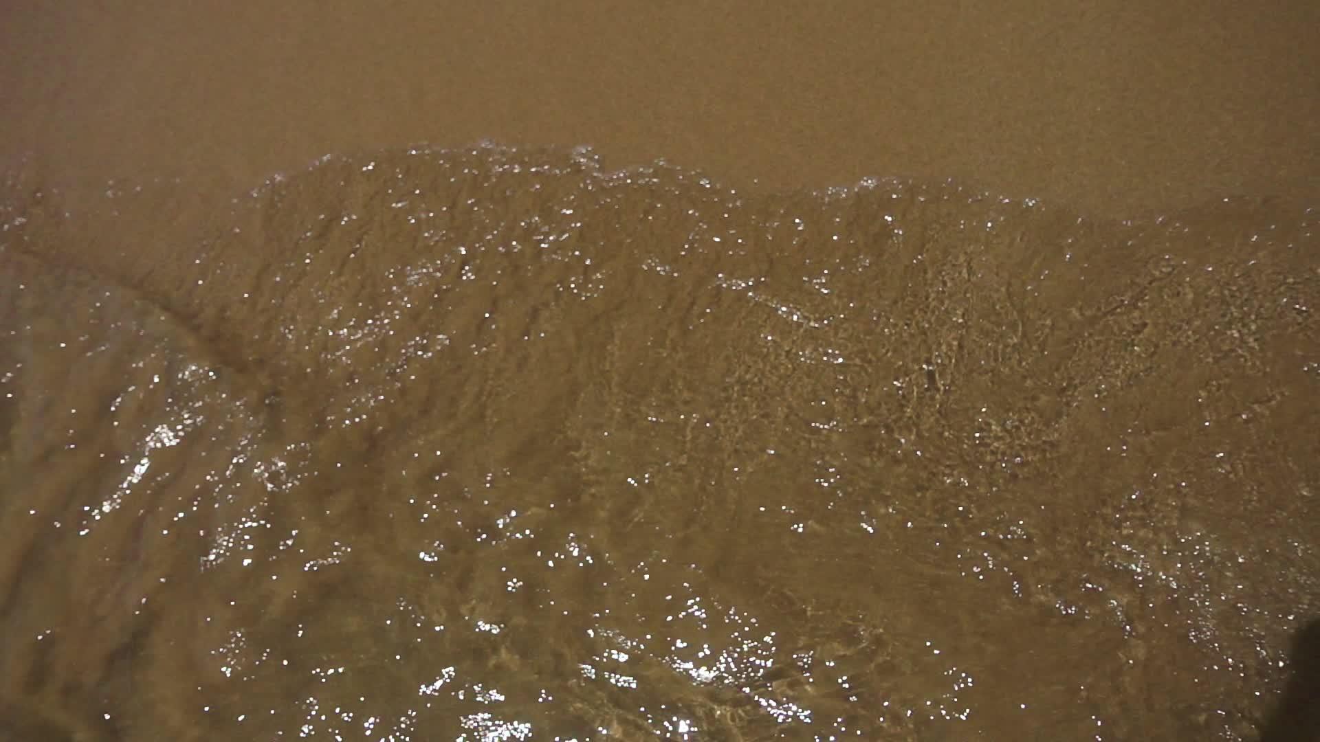 清洁海滩上的水浪视频的预览图