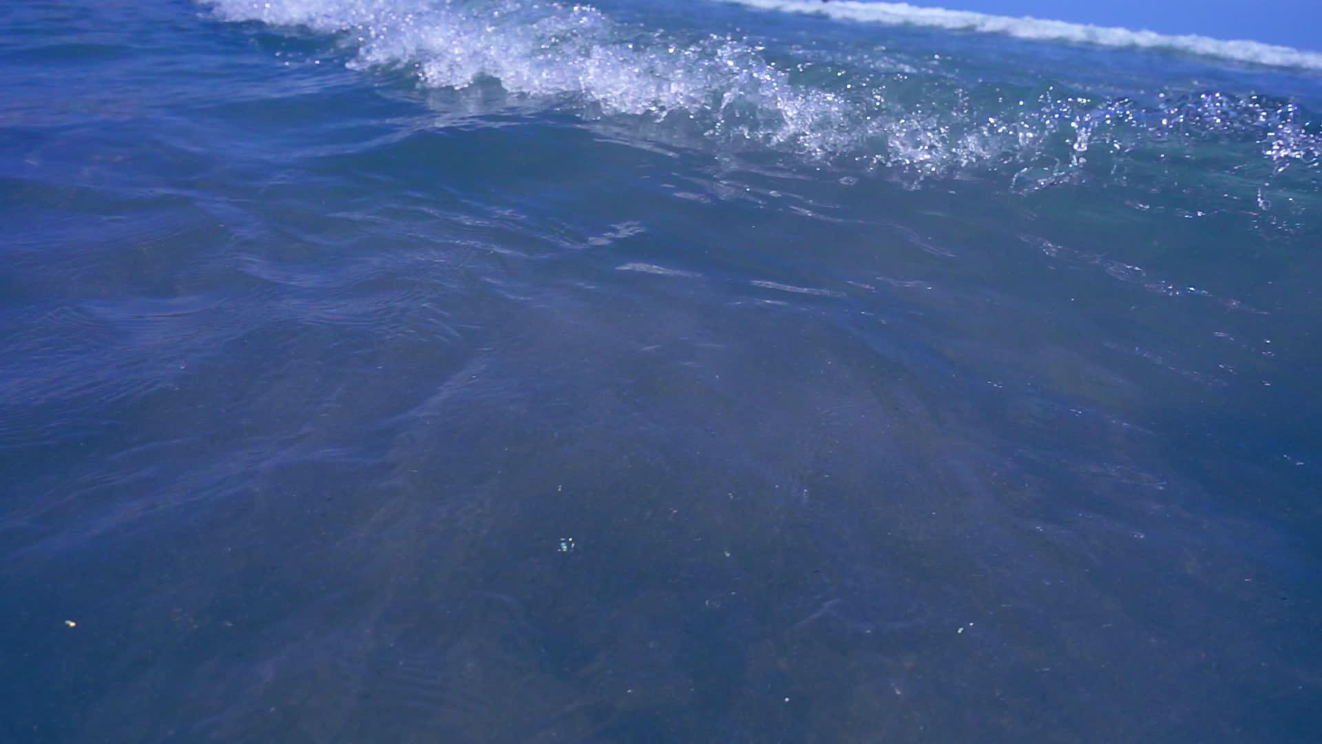 海滩上的海洋泡沫波浪视频的预览图