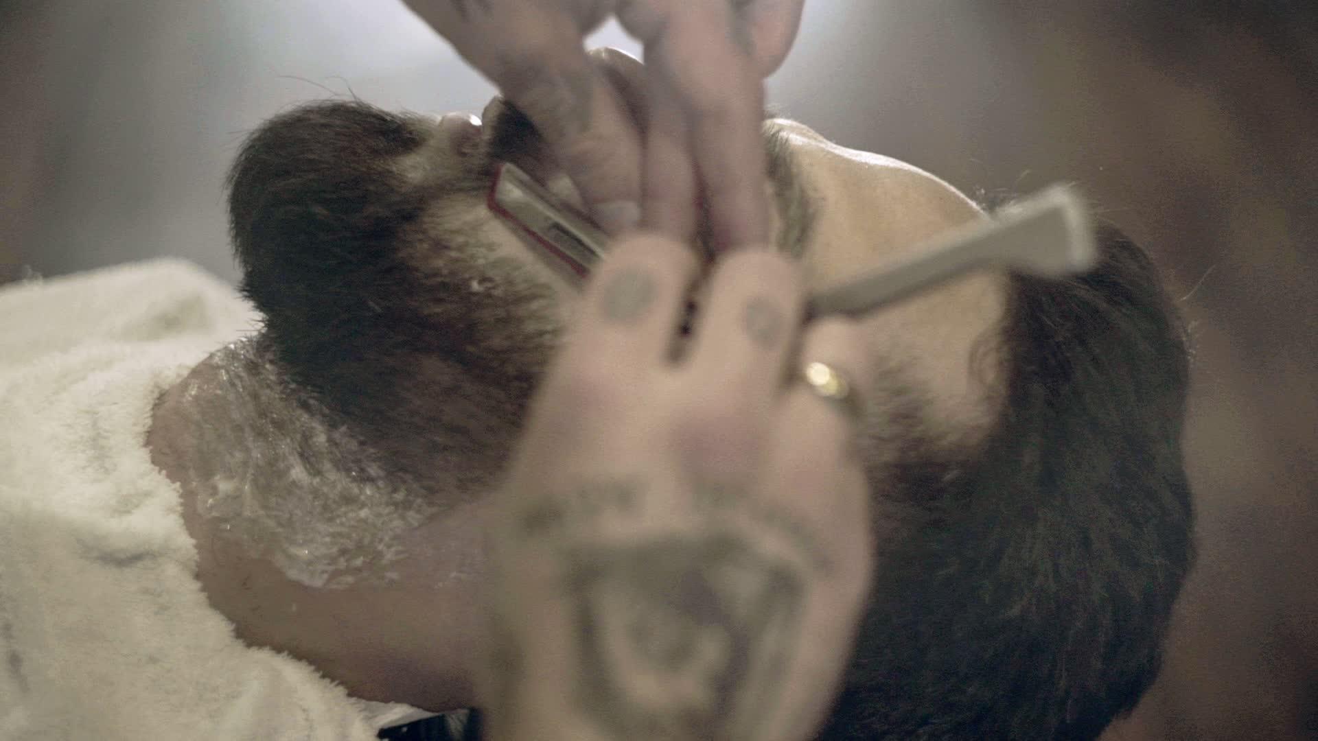 理发师用直剃刀剃须视频的预览图