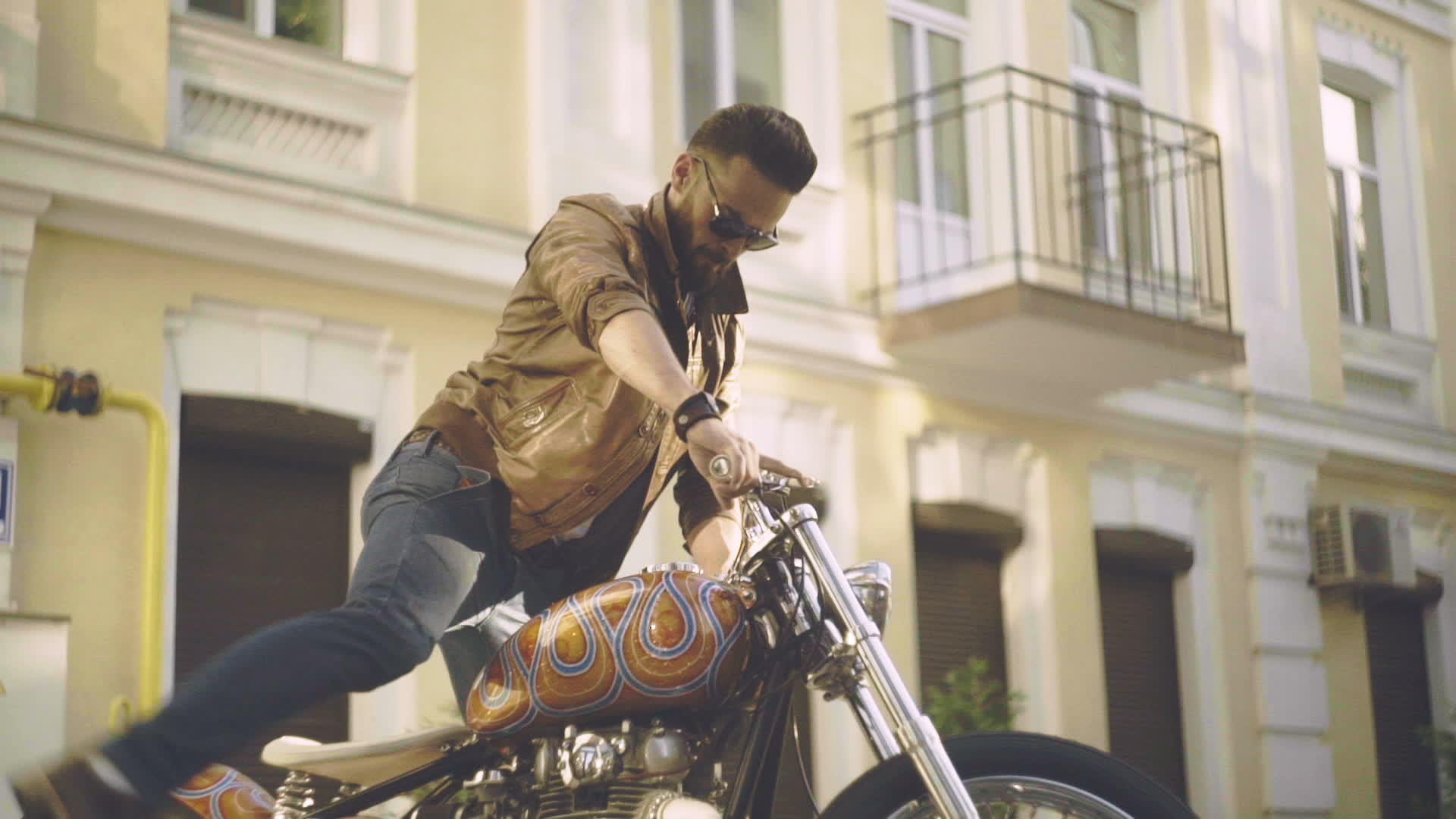 亚马哈摩托车骑手时尚摩托车男视频的预览图