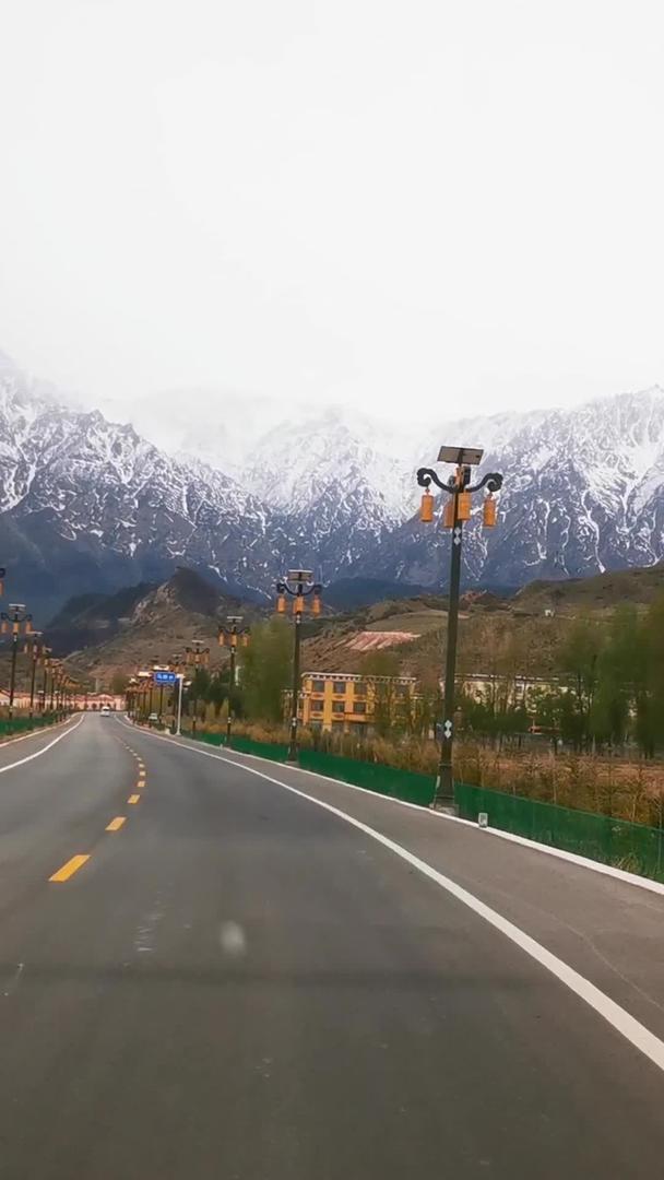 公路旅行视角旅行拍摄雪山公路自然风光视频素材视频的预览图