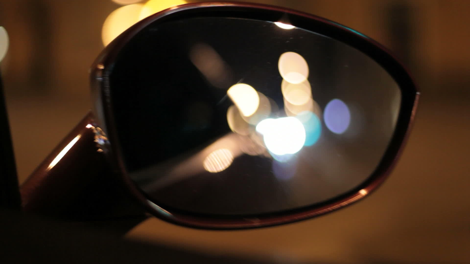 夜城在汽车后视镜中反射路灯汽车镜视频的预览图