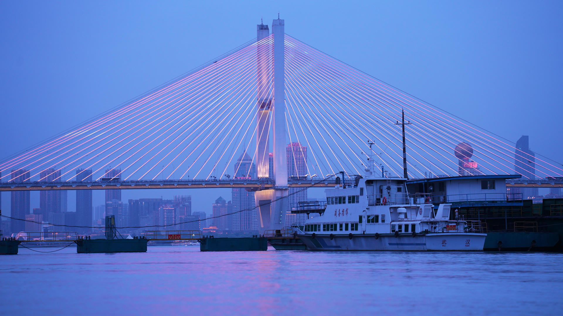 4k素材慢镜头升格拍摄城市物流长江轮渡码头江景桥梁夜景视频的预览图