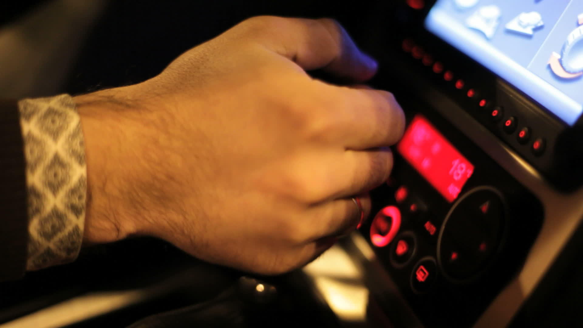 驾驶汽车时男子手动轮驱动传动汽车视频的预览图