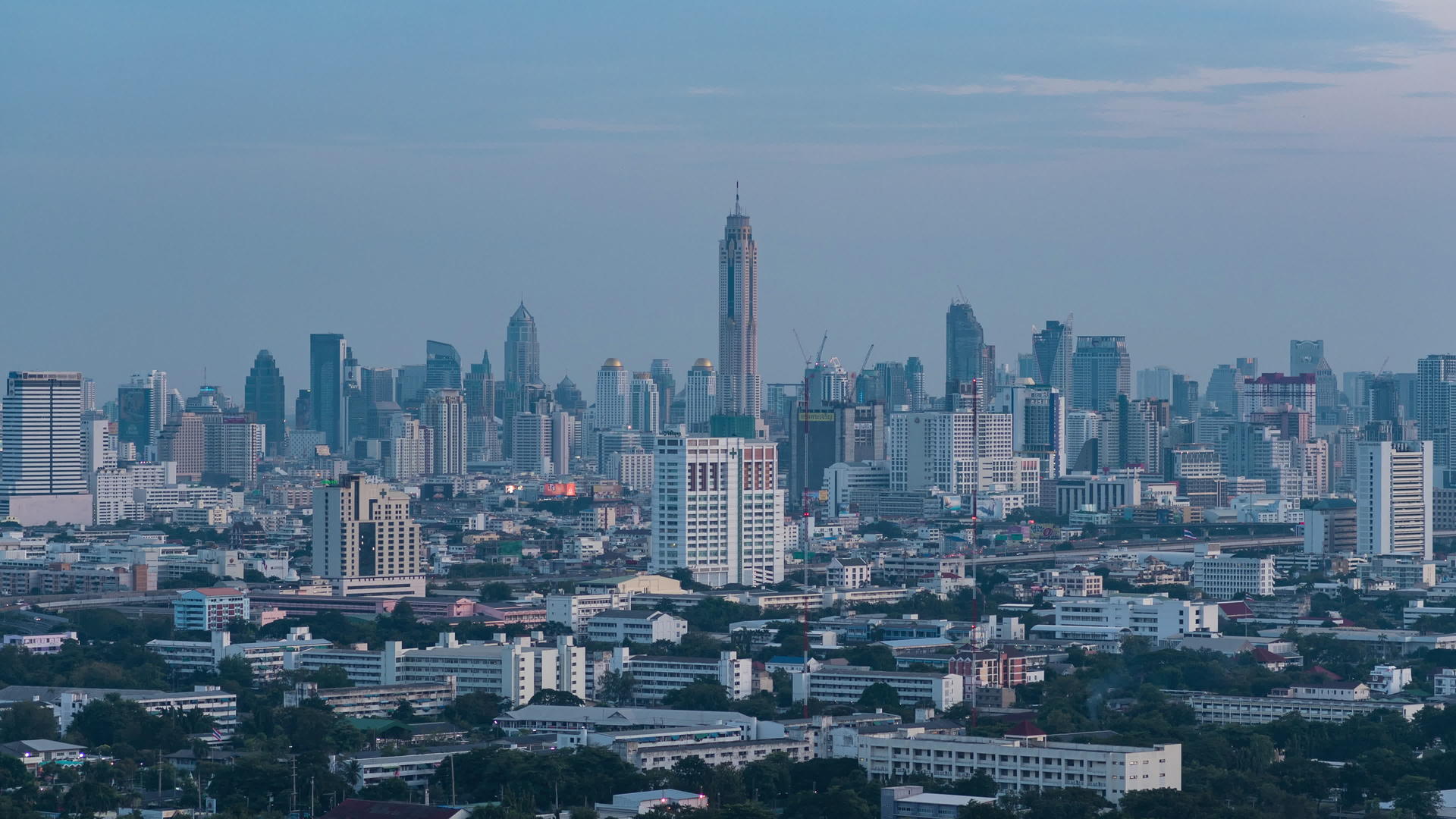 在泰国观察现代办公楼的空气Bangkok市市区视频的预览图