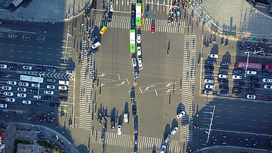 俯拍城市十字路口行人车流视频的预览图