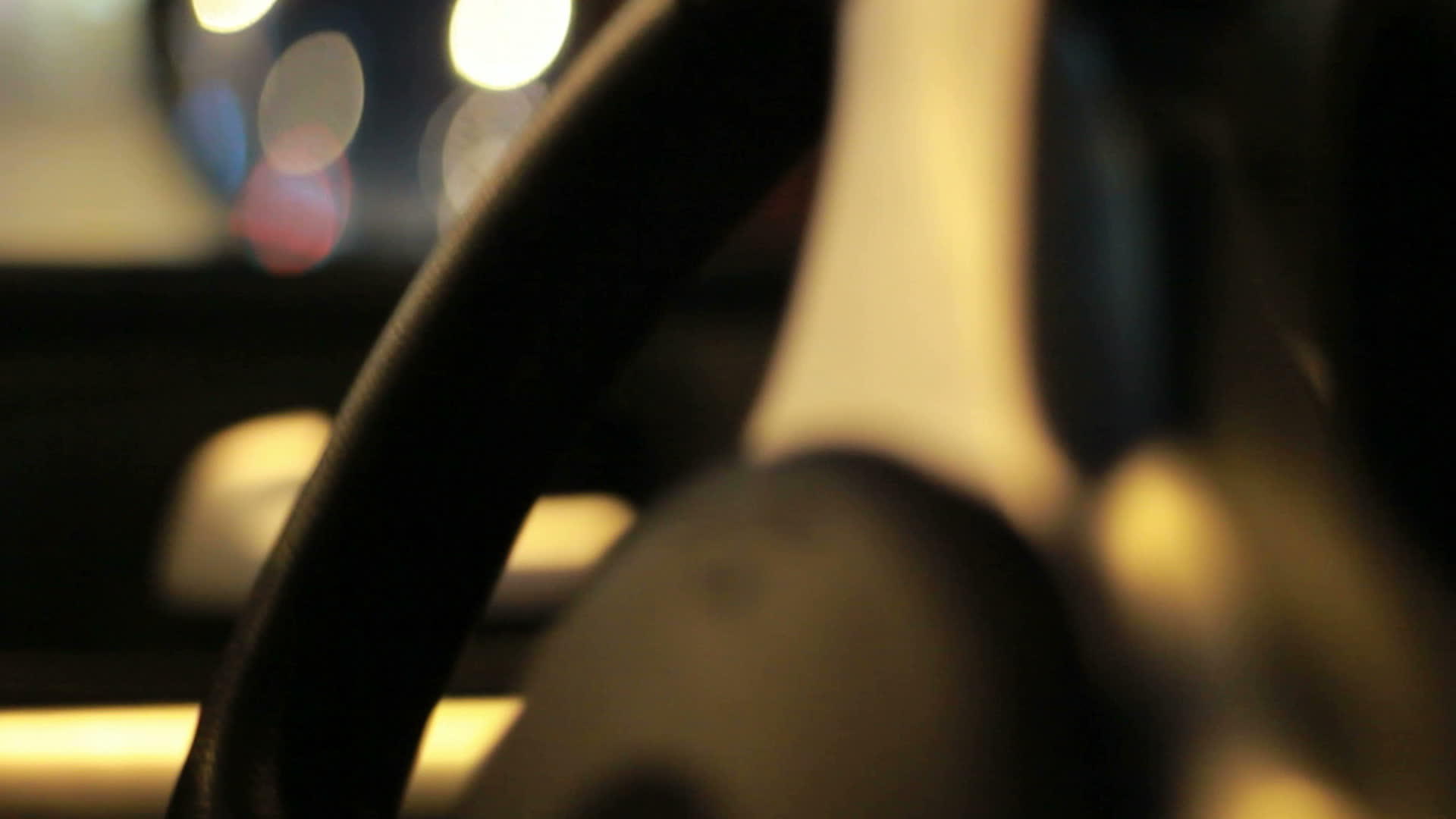 晚上在城里开车车轮方向盘关闭旋转视频的预览图