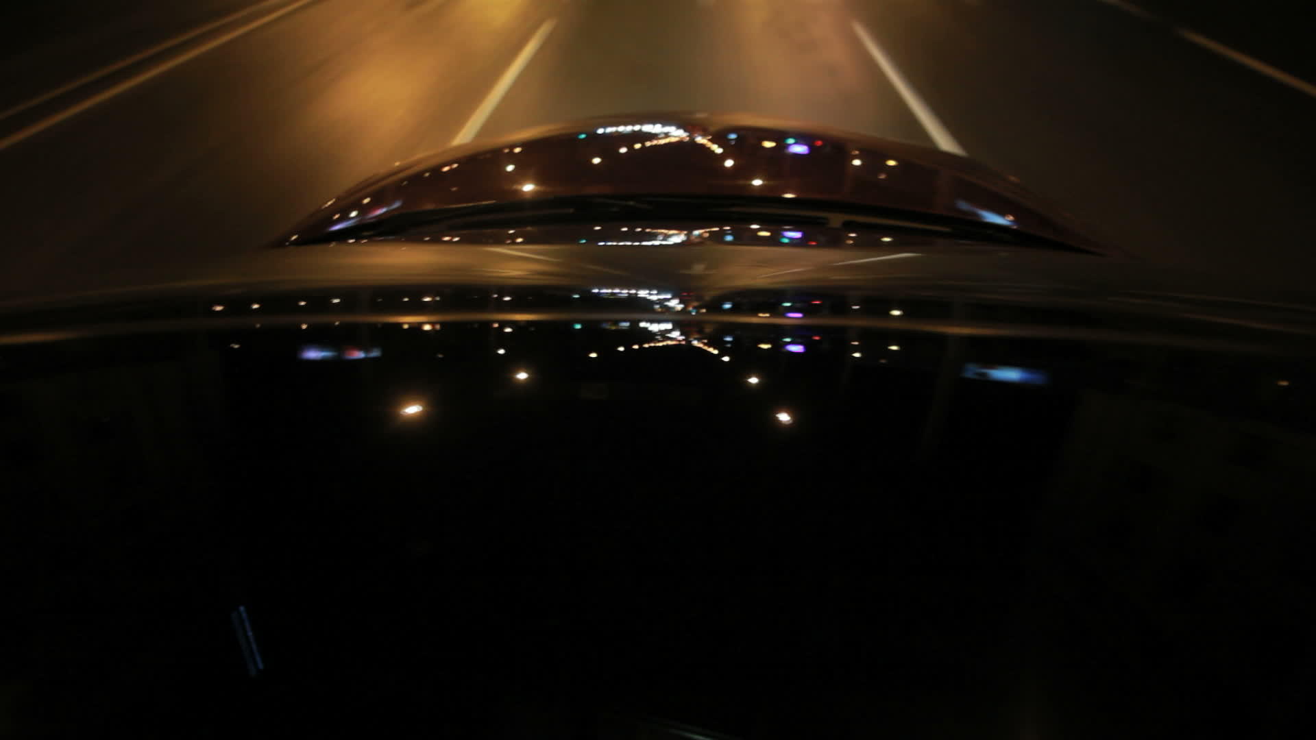 夜间在汽车玻璃和盖子上闪烁反夜驾驶视频的预览图
