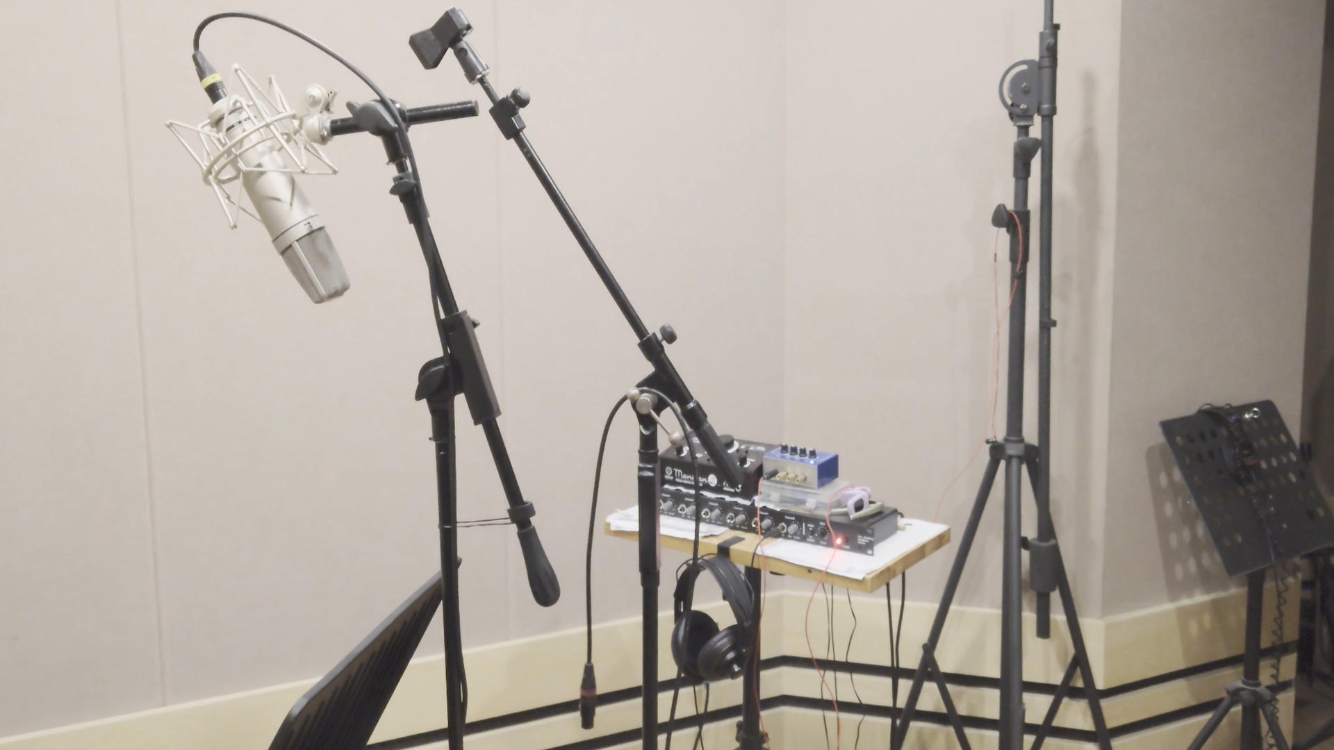 录音室室内线上教育培训直播间录音设备4k素材视频的预览图