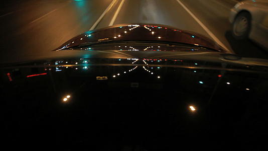 夜间城市车顶和盖子的灯光反射视频的预览图