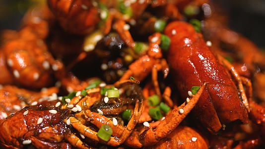 中式菜肴油焖龙虾餐饮美食4k素材视频的预览图