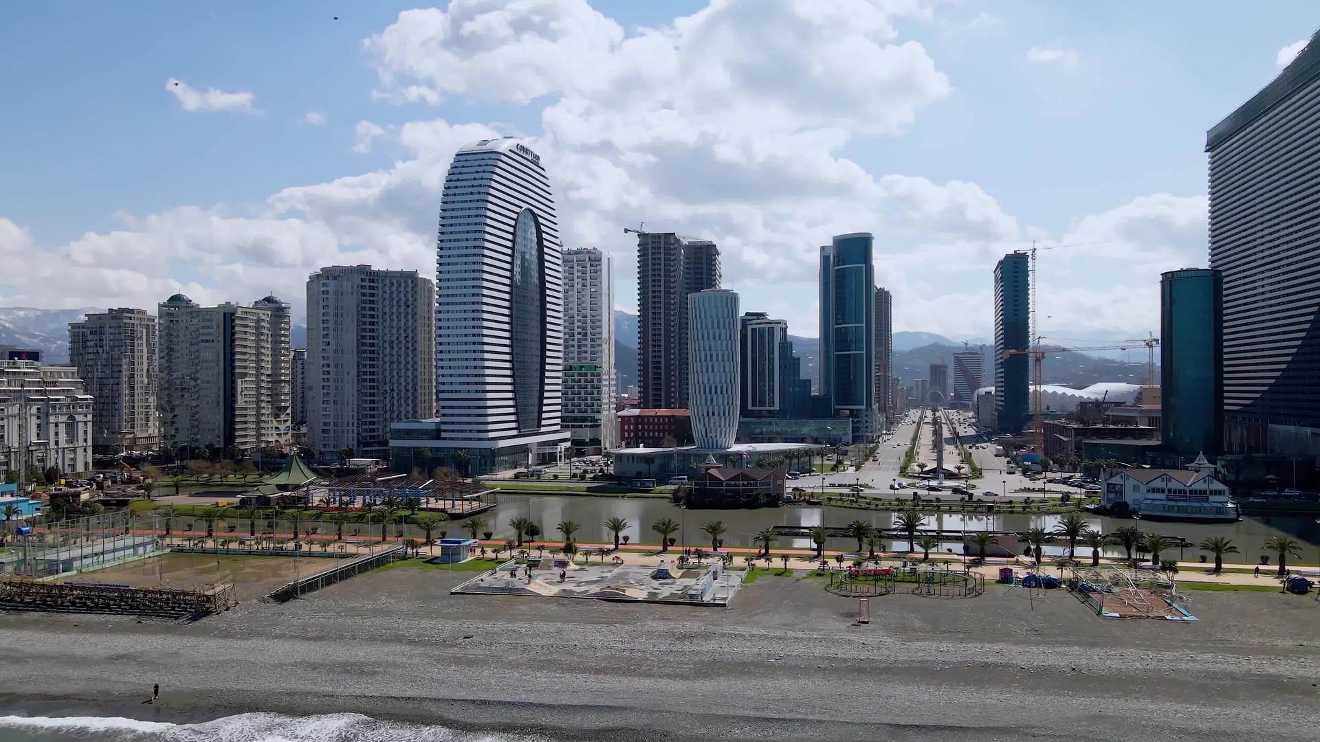 巴统现代建筑从空中飞来的城市地貌是黑海上的豪华乔治亚视频的预览图