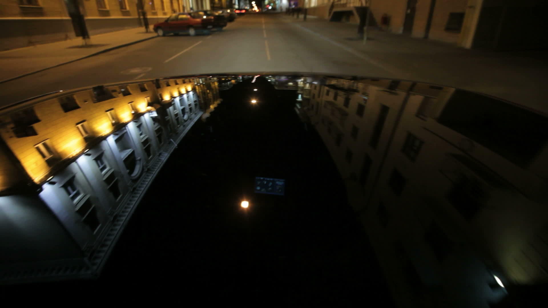夜间在车盖反射街道灯光城市反射汽车视频的预览图