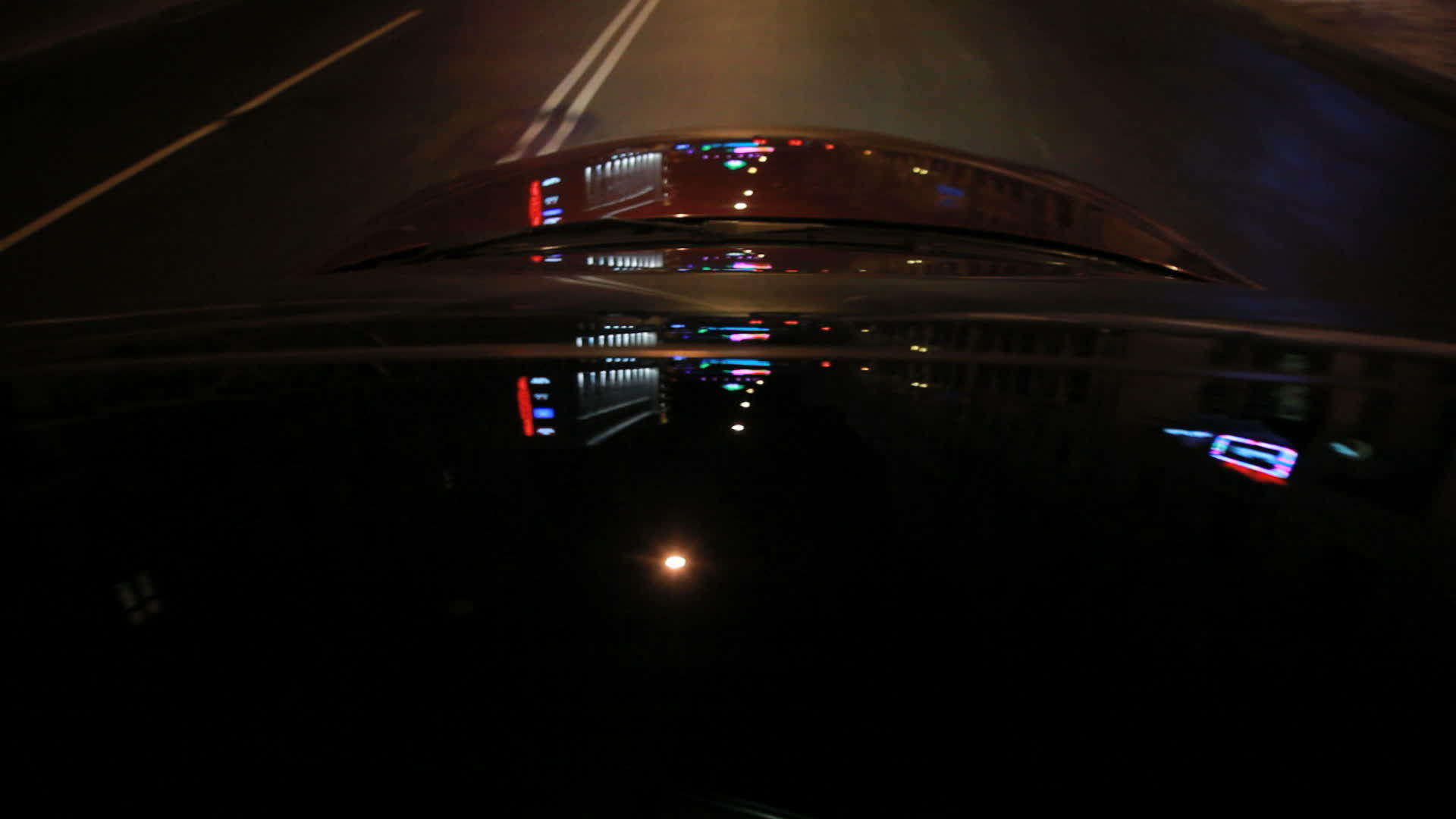 汽车发动机罩上的街道照明汽车玻璃与发动机罩上的灯光相反视频的预览图