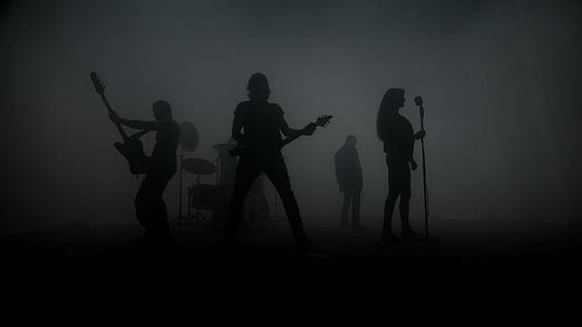 摇滚乐团在舞台上演奏摇滚音乐会视频的预览图
