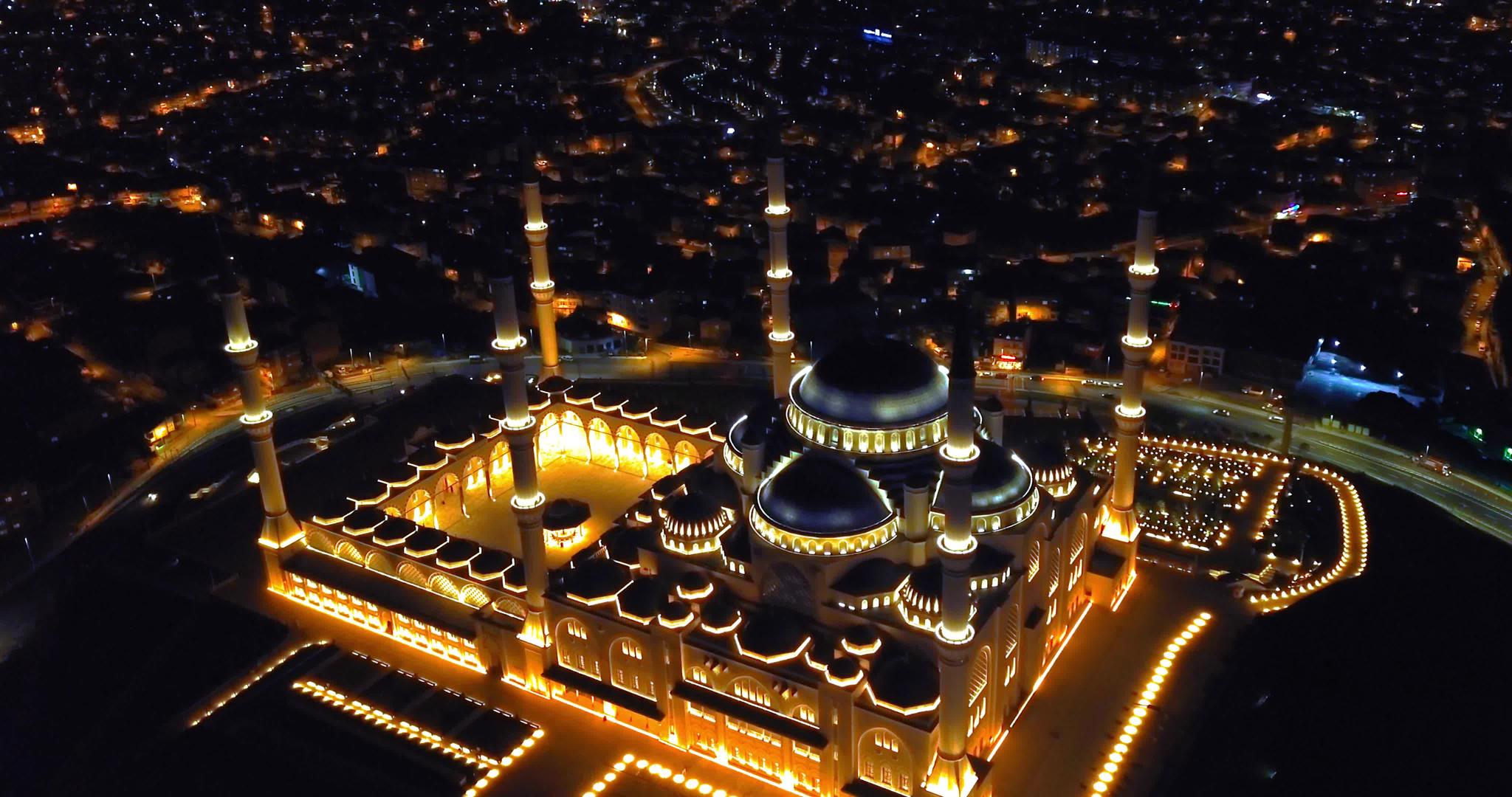 晚上利卡山上的利卡清真寺视频的预览图