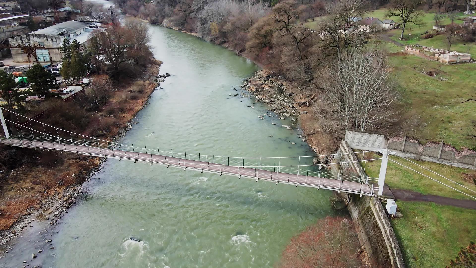 飞越Borjomi山河上的桥飞过波尔乔米城视频的预览图