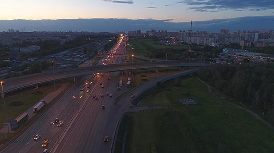 城市风景高速公路上的汽车视频的预览图