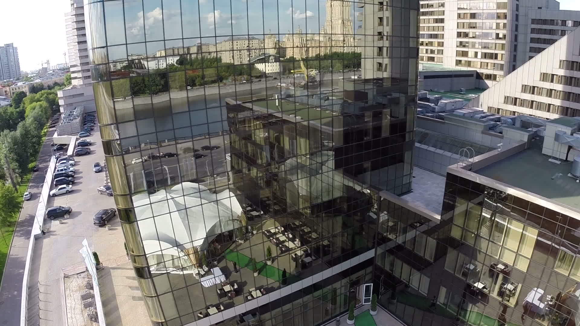 现代玻璃建筑的空气透视反射视频的预览图