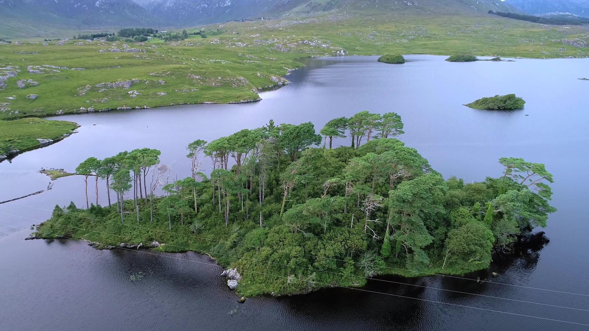 松树岛在杜里克拉尔湖的空中航向视频的预览图