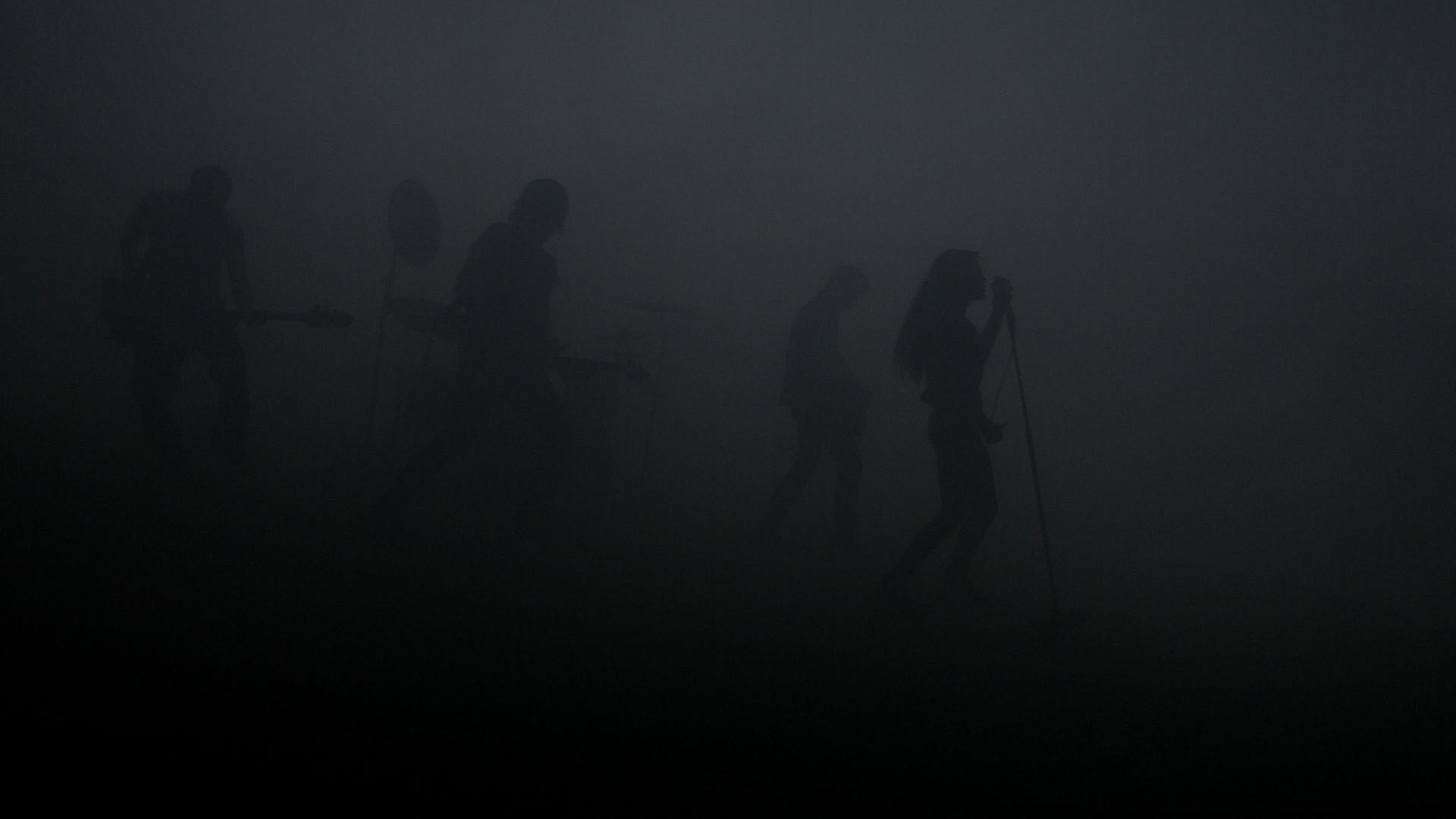音乐团在摄影棚的烟雾中抛出五颜六色的音乐会、摇滚队音乐会和摇滚节目视频的预览图