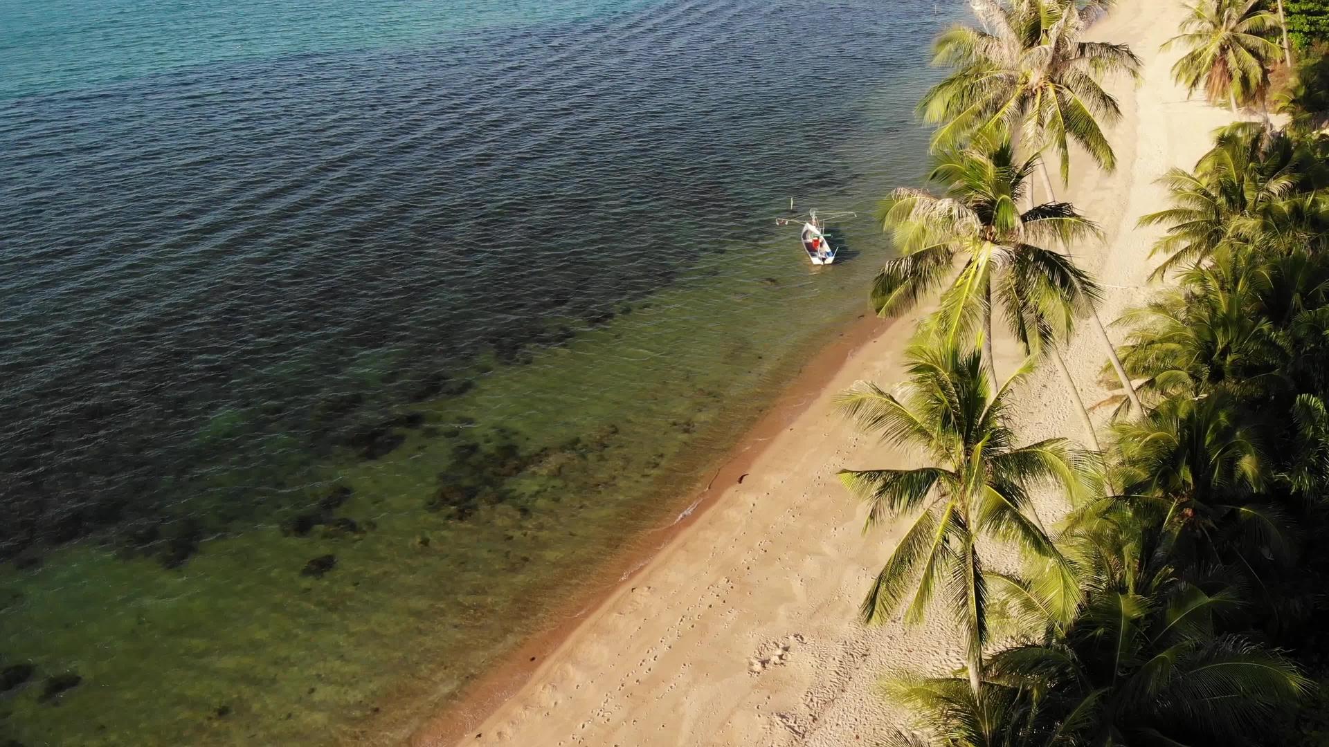小船靠近岛岸传统的五颜六色渔船漂浮在热带异国情调的天堂视频的预览图