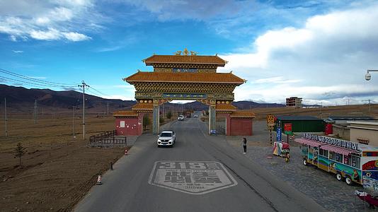 航拍世界最高城四川甘孜藏族自治州理塘东城门视频视频的预览图