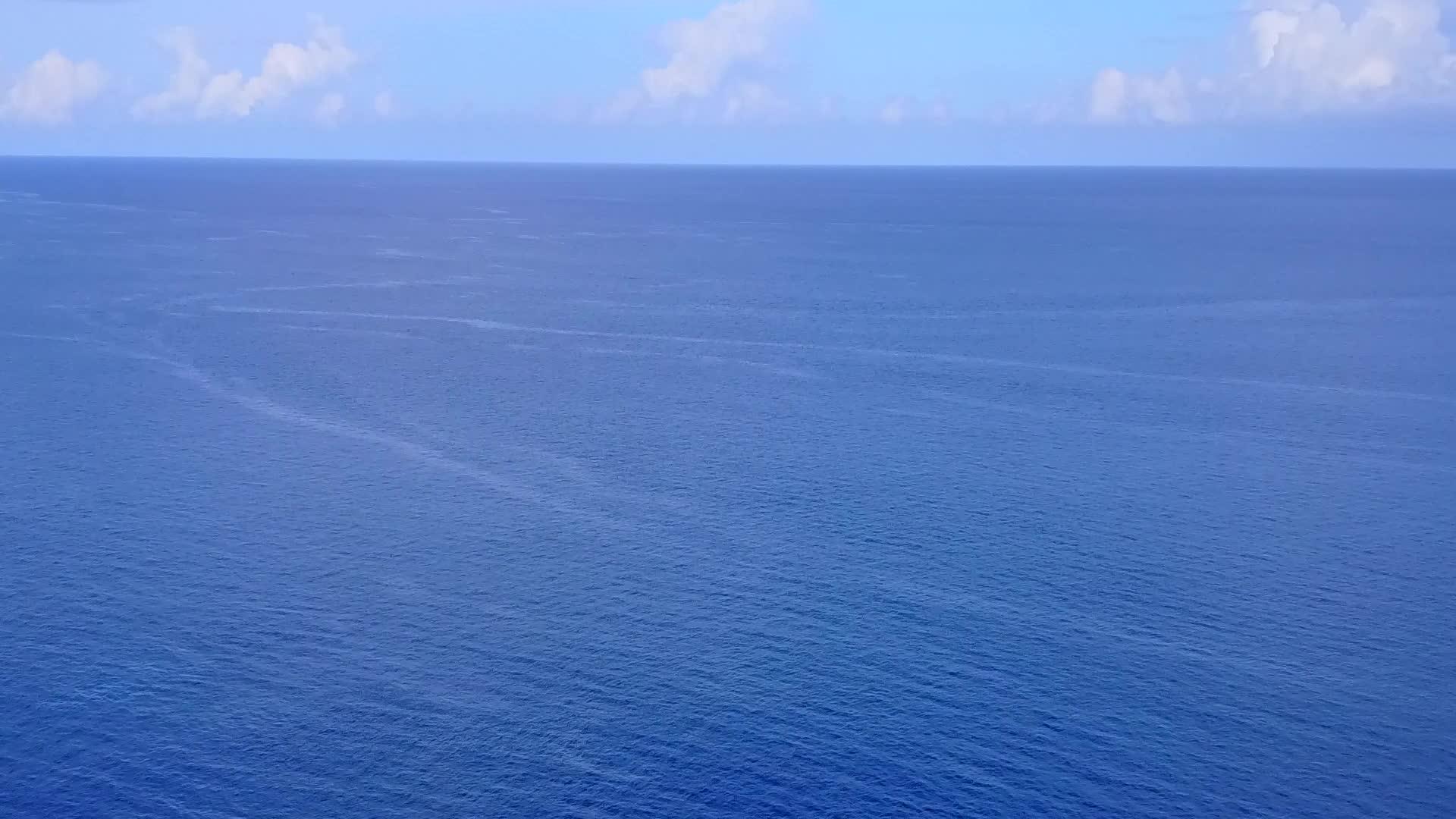 平静的蓝色大海视频的预览图