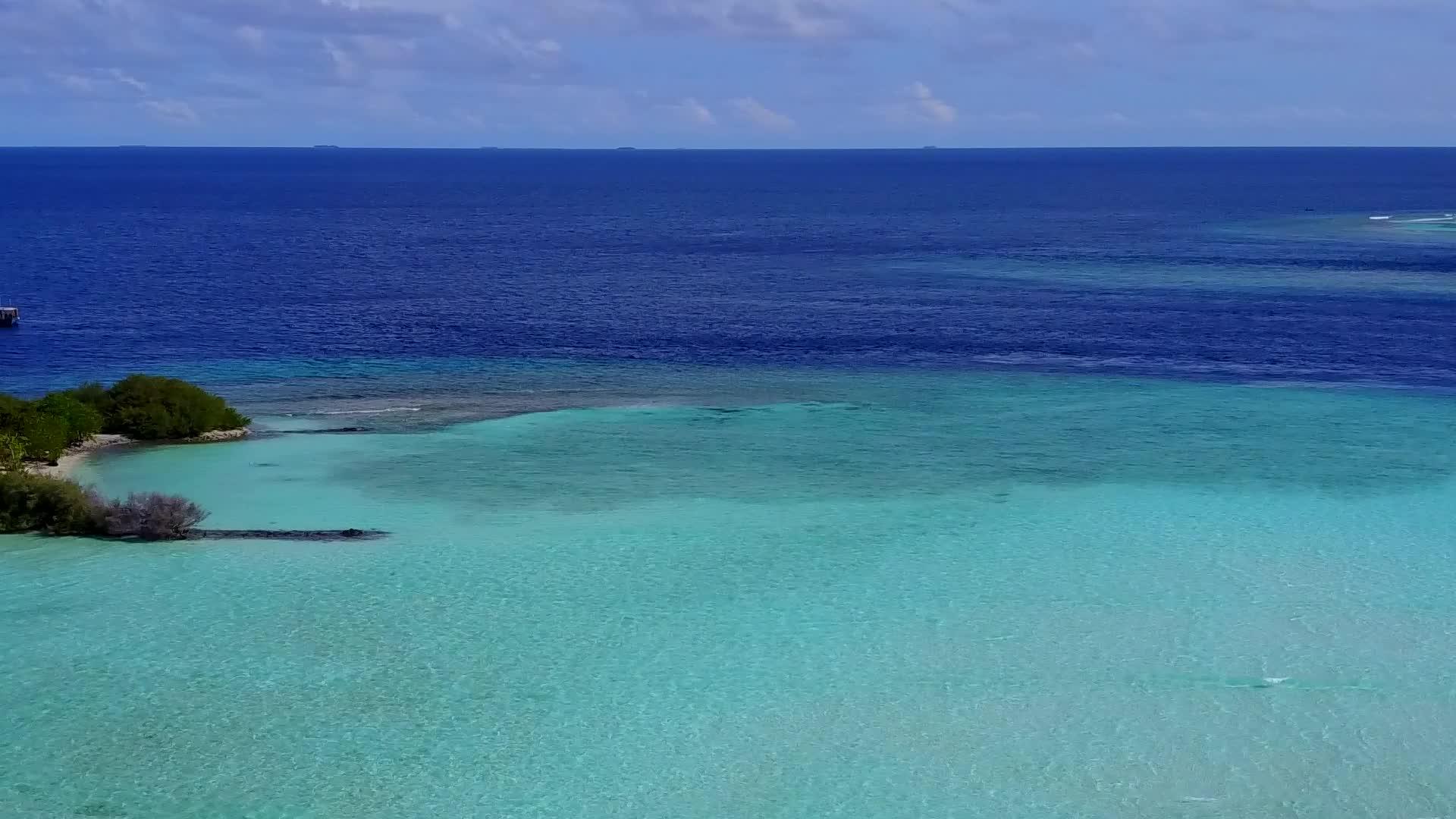 白沙底蓝环礁豪华海滩假日空中无人驾驶无人驾驶视频的预览图