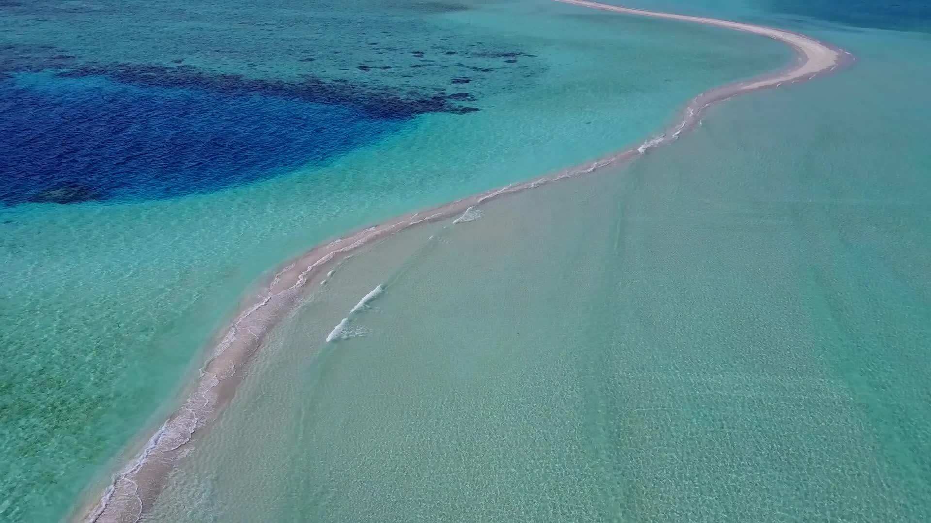 海底蓝海和白色海滩背景的自然度假胜地海滩之旅视频的预览图