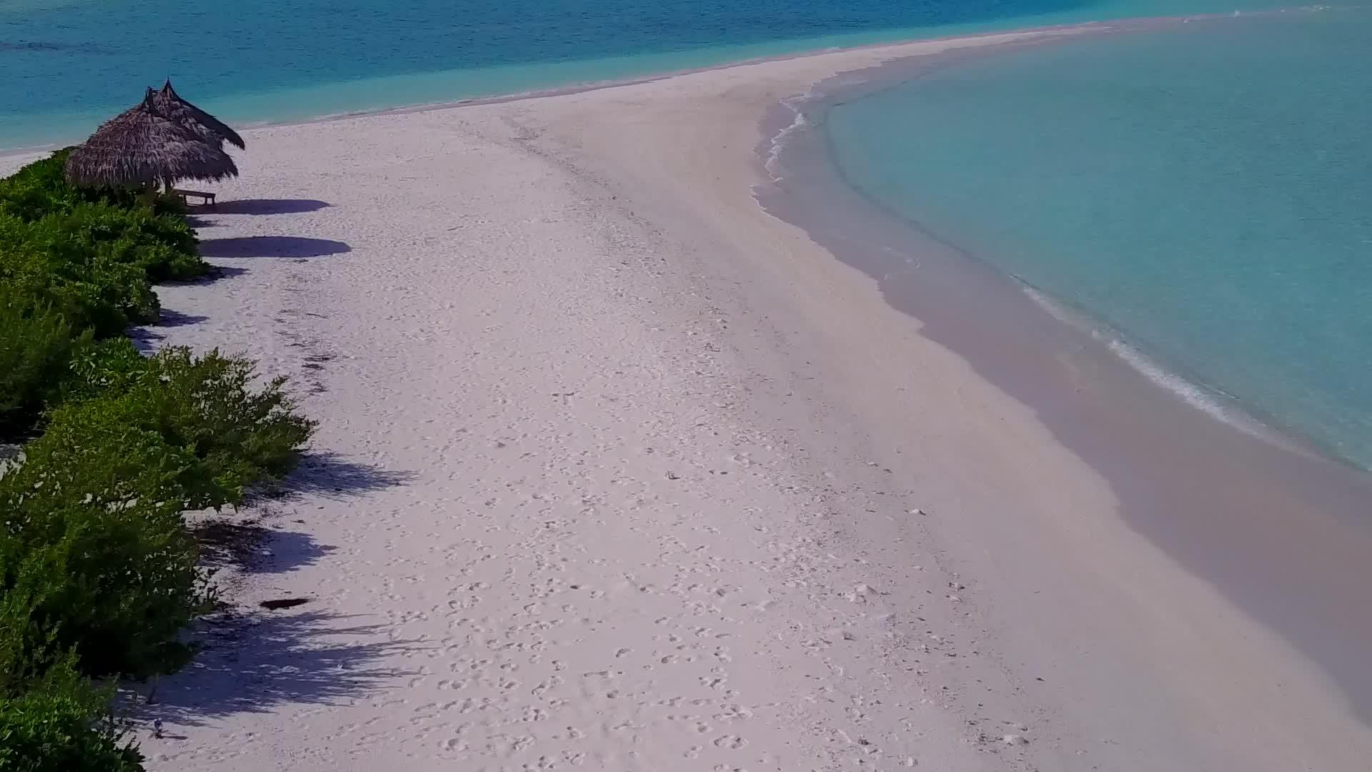 白沙背景绿松石水美丽海景海滩航行无人机空中海景视频的预览图