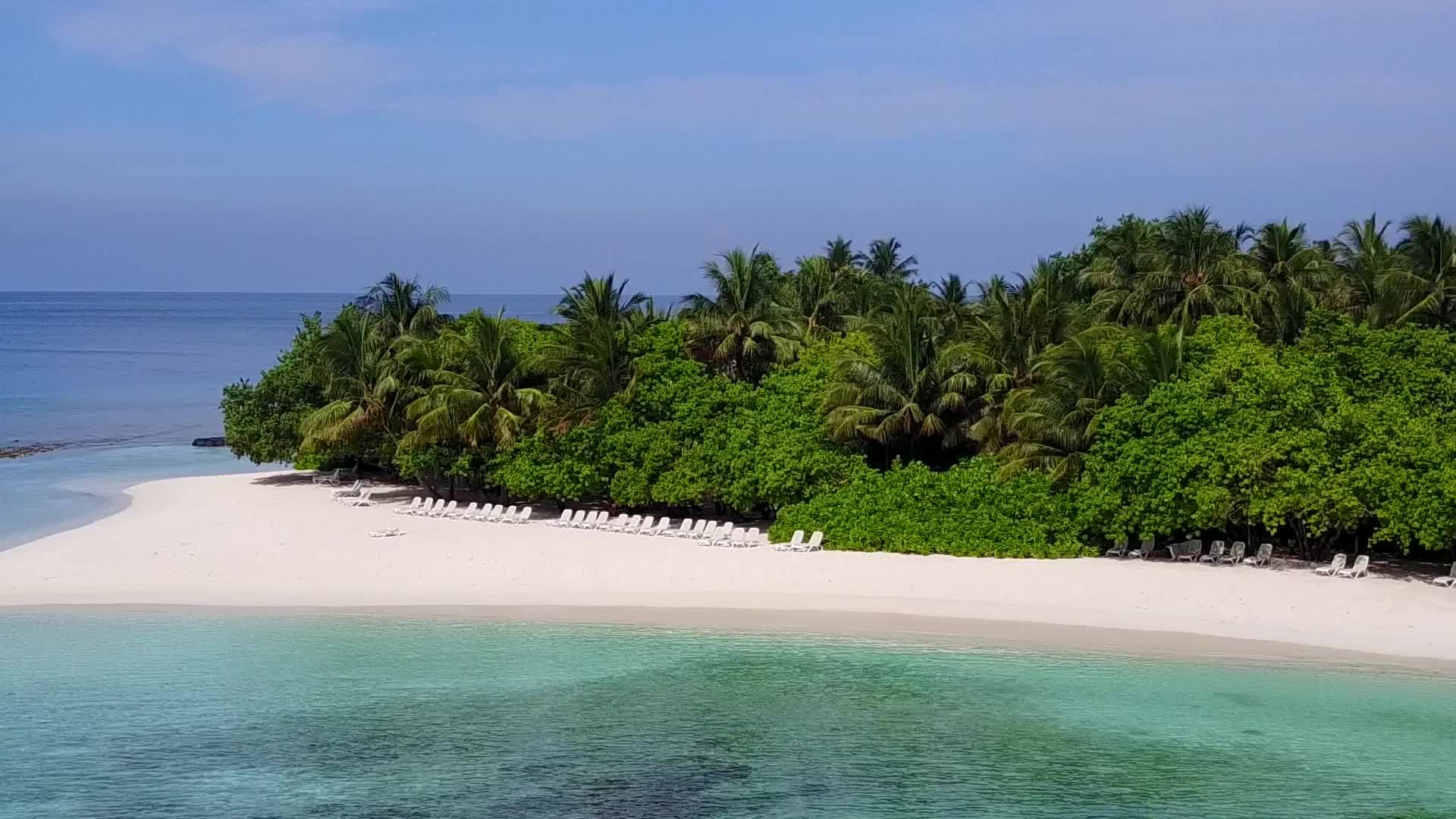 蓝色海水和白色海滩在阳光下的海岸视频的预览图