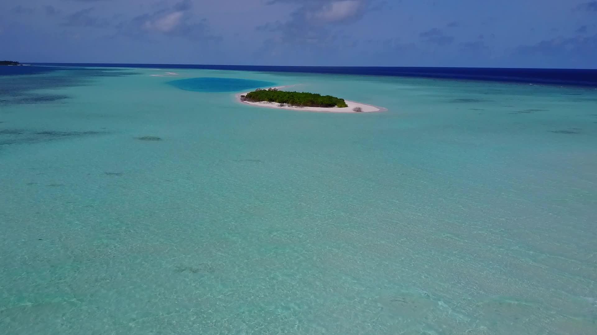 浅海和白色海滩背景下的海滨海滩在空中旅行视频的预览图