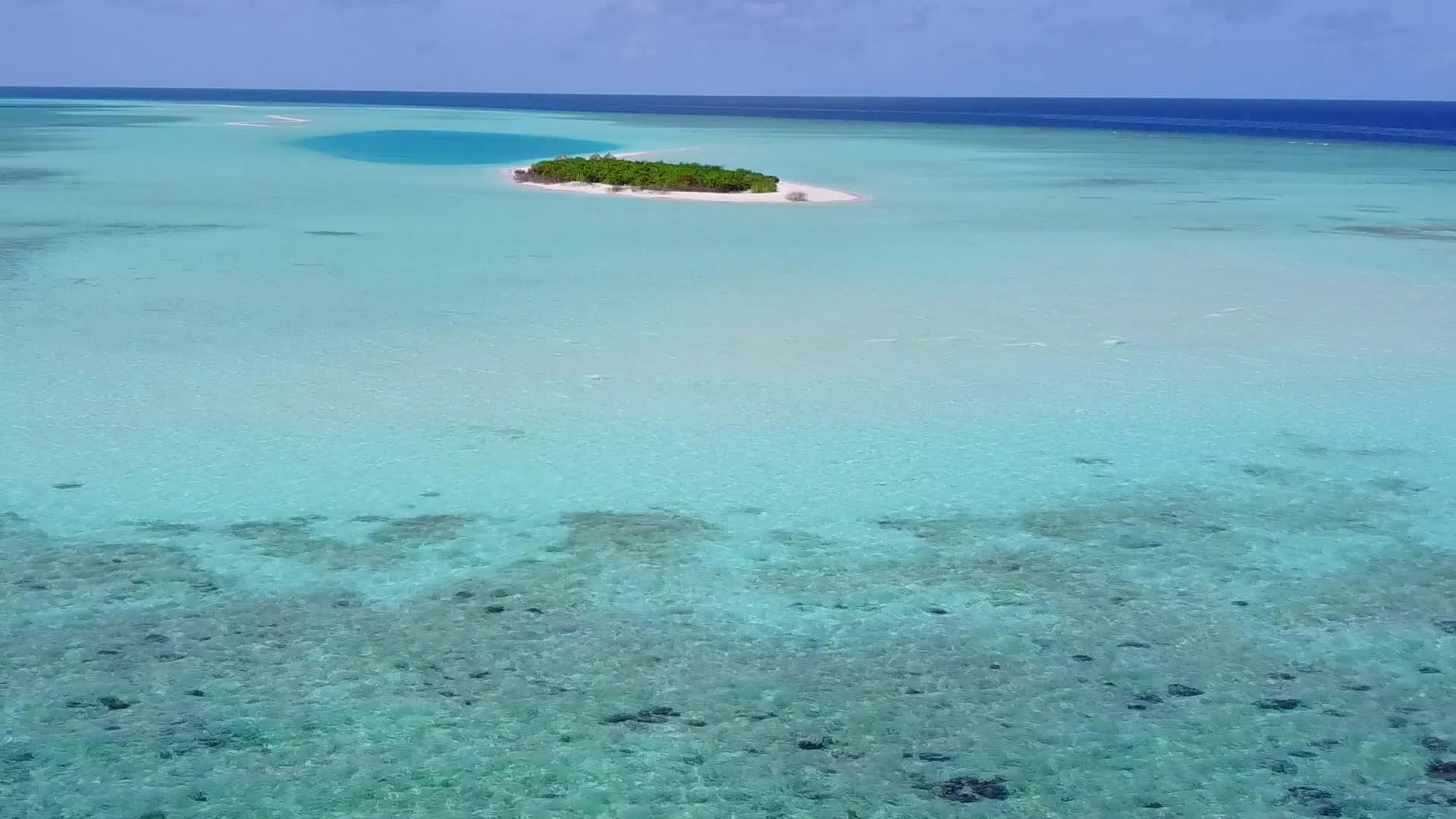 美丽的旅游海滩透明的海面和白色的海滩背景视频的预览图