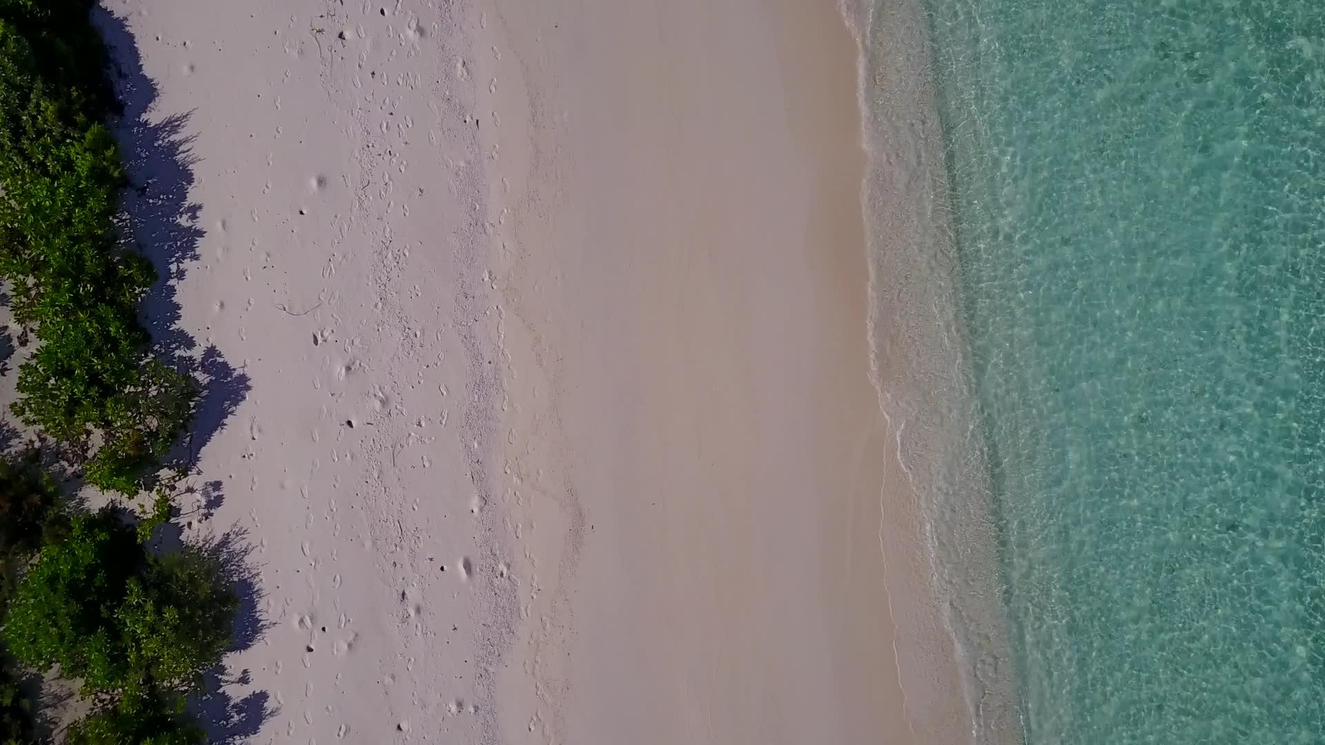 清澈的环礁湖和干净的沙子视频的预览图