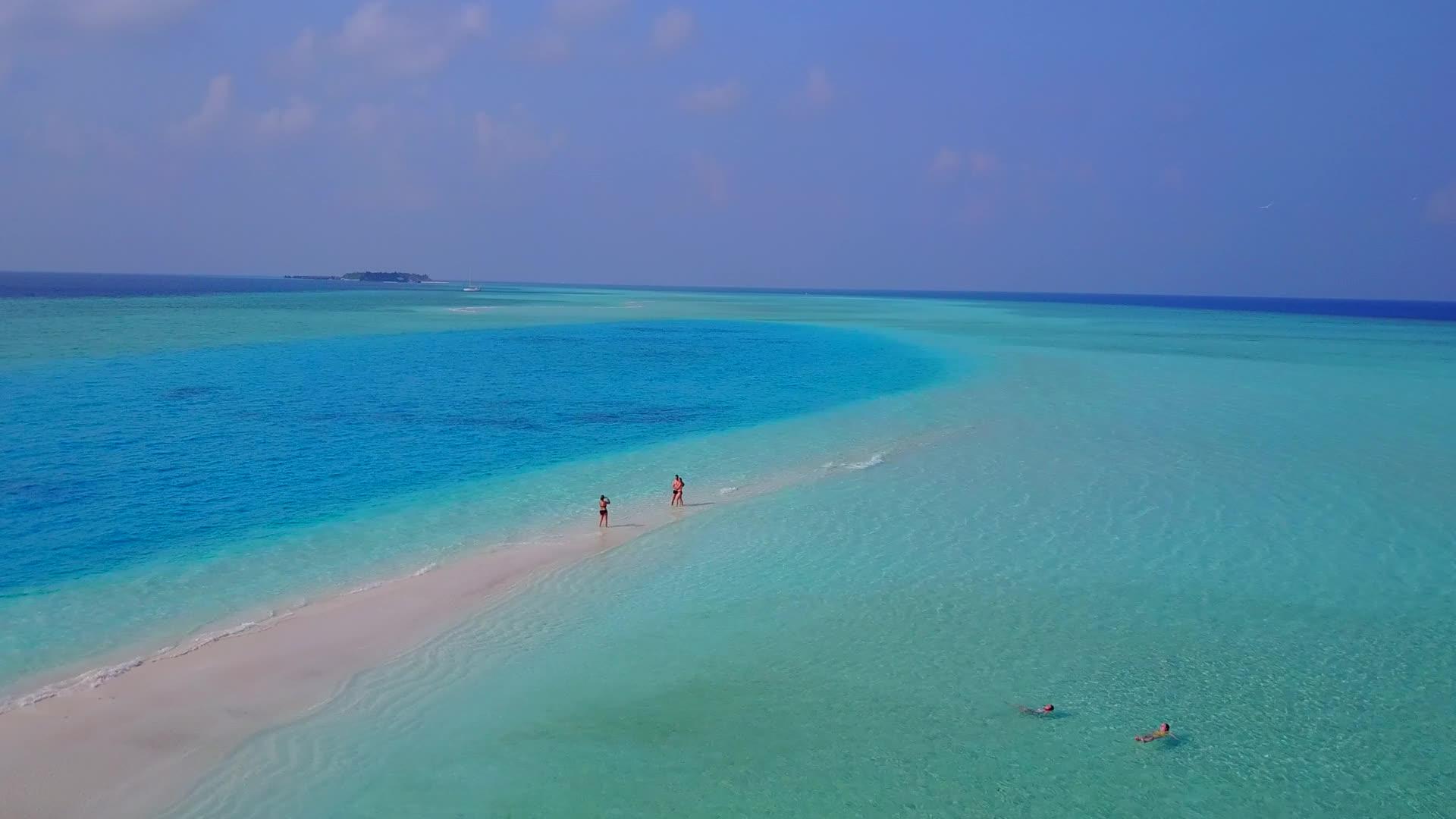 清澈的海水和白色的海滩视频的预览图