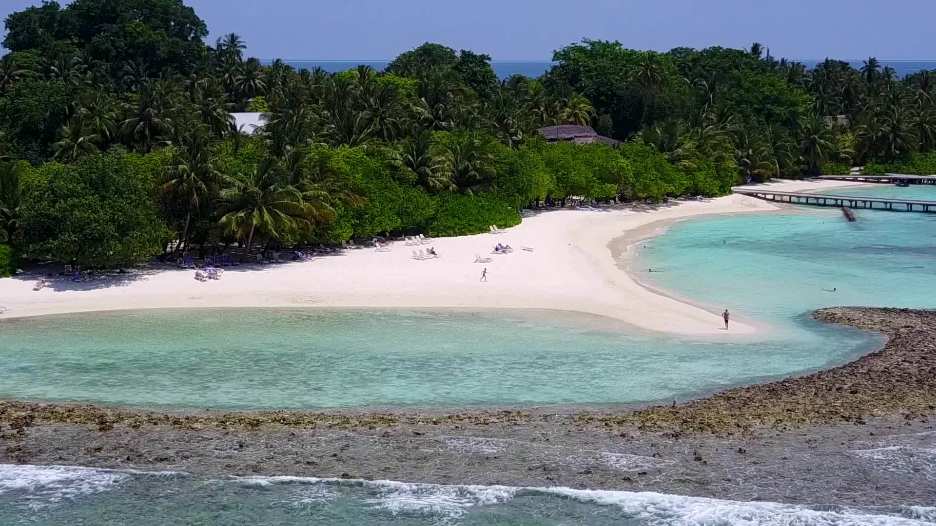 白沙背景水蓝色海洋宁静旅游海滩空中无人机旅游视频的预览图