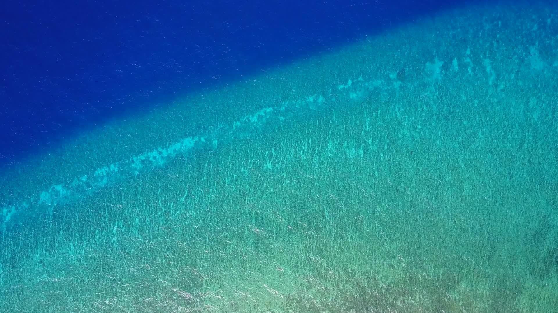 在蓝海、白色沙底和蓝海中乘坐豪华海滨海滩时间视频的预览图