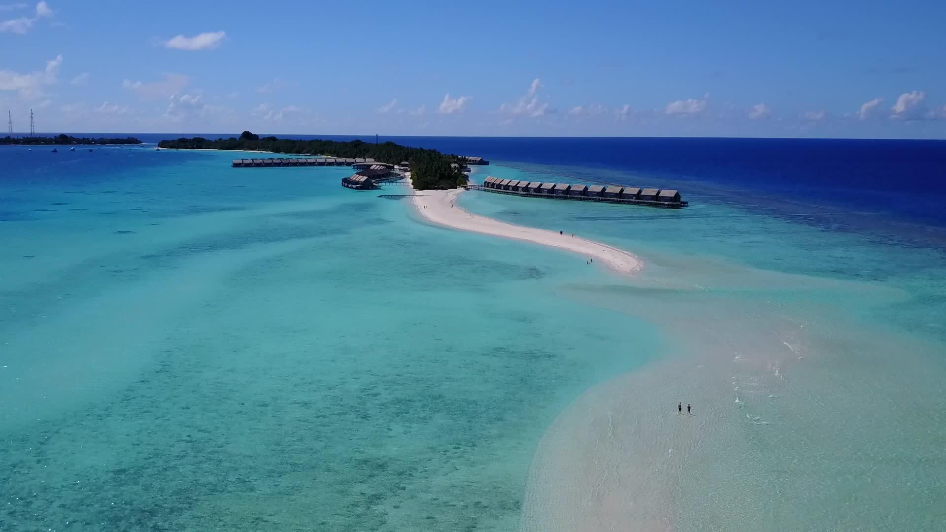 蓝色环礁湖和白色海滩背景的完美海岸海滩观赏视频的预览图