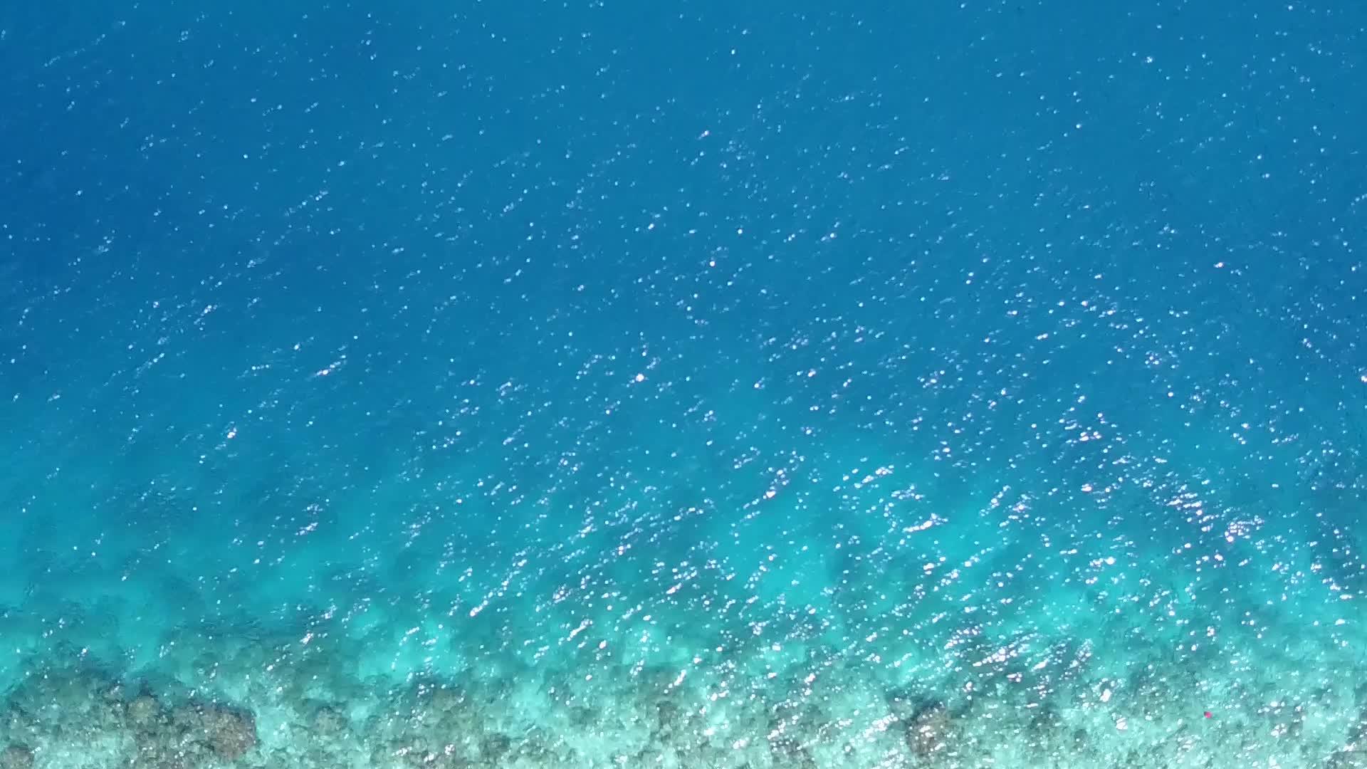 蓝色环礁的海水视频的预览图